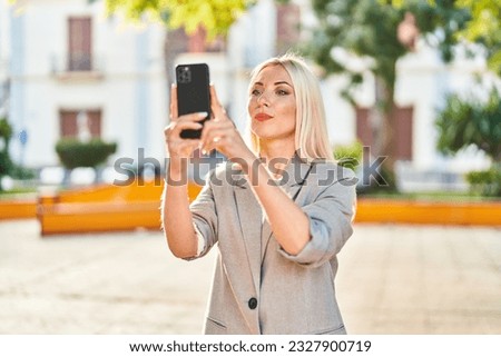 Foto Bild Blonde Frau, die Foto- oder Videoinhalte für soziale Medien mit Smartphone macht Authentisches Lifestyle-Porträt von Person, die zu Hause arbeitet Frau Angst, Live-Stream zu gehen, Angst zu haben, Angst zu haben, beängstigende Dinge, allein zu sein Phobie