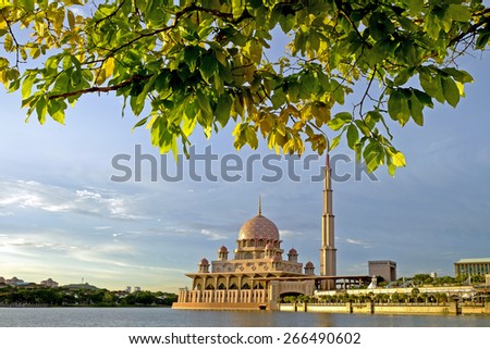 Putra Mosque, Putrajaya at evening during hot day \
 Image has grain or blurry or noise and soft focus when view at full resolution. \
(Shallow DOF, slight motion blur)