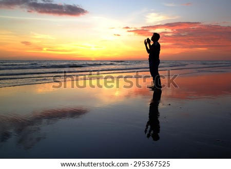 silhouette of man praying during sunset.