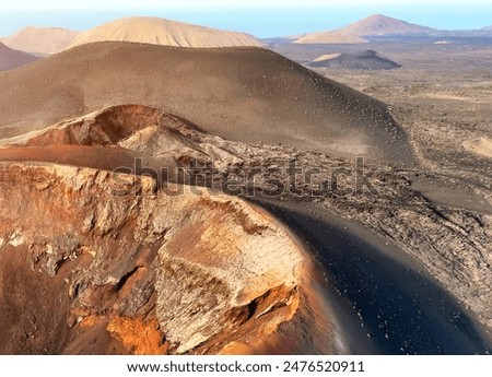 Foto Bild Eine vulkanische Aussicht ist auf Teneriffa, Kanarische Inseln, üblich. Nicht so üblich ist ein wunderschönes nacktes Mädchen, das seine Reize an einer felsigen Küste zur Schau stellt. Ein bisschen Vintage-Feeling durch ein schwarz-weißes und staubiges Bild.