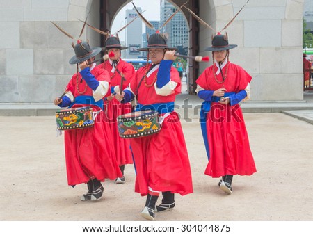 SEOUL, SOUTH KOREA -March 09, 2015 : Korean soldiers re-enact the king\'s procession at Gyeongbokgung Palace on March 09, 2015 in Seoul, South Korea.