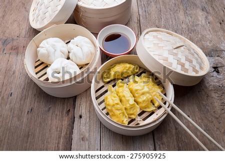 baozi chinese dumplings on bamboo steamer
