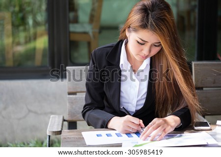 Asia business woman working in a cafe