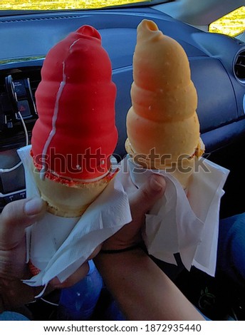 deliciously decedent dipped ice cream cones Imagine de stoc © 