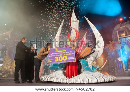 LAS PALMAS - FEBRUARY 5: Carmen Suarez Carrillo receiving first prize from unknown (m) and Juan Cardona(l)during the Great Lady contest February 5, 2012 in Las Palmas, Spain.