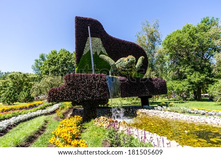 MOSAICULTURES INTERNATIONAL 2013 MONTREAL,BOTANICAL,GARDEN JULY-21 2013 This picture represents Japan Hamamatsu : The Piano  The exhibition was from 22 June to 29 September 2013