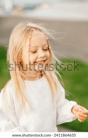 Similar – Foto Bild Hübsches blondes kleines Mädchen, das auf dem Gras liegt und lacht