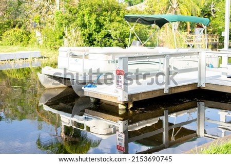 Pontoon boat at private dock no wake zone sign Foto d'archivio © 