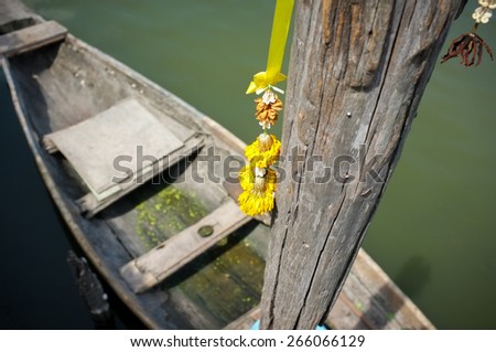 A garland for an auspicious offerings. Way of life along the canal in Thailand. -- The canal boat transport.