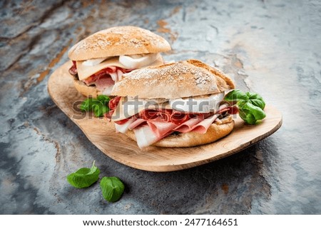 Foto Bild Ciabatta-Brot-Sandwich mit Pulled Pork und Gemüse