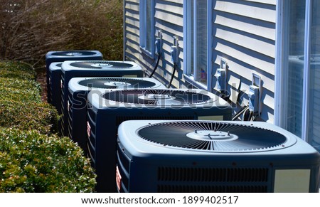 AC units outside of an apartment complex. Cooling units are outside. Foto stock © 