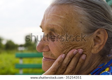 The elderly woman reflects on the lived life