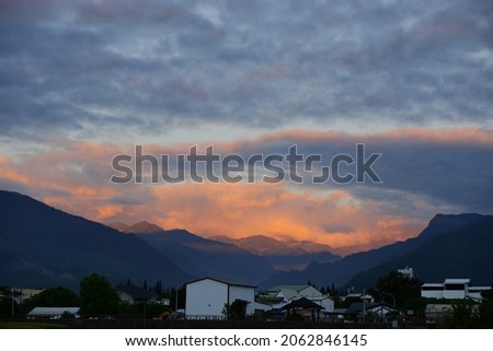 October 2021: The Crimson Cloud in Central Mountain Range ストックフォト © 