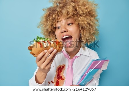 Similar – Foto Bild Hübsches Schulmädchen isst Hamburger und sitzt drinnen in einem Cafe. Glückliches Kind, das Junkfood in einem Restaurant isst. Seitenansicht