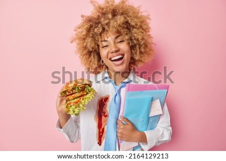 Similar – Foto Bild Hübsches Schulmädchen isst Hamburger und sitzt drinnen in einem Cafe. Glückliches Kind, das Junkfood in einem Restaurant isst. Seitenansicht