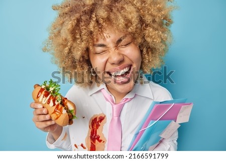 Similar – Foto Bild Hübsches Schulmädchen isst Hamburger und sitzt drinnen in einem Cafe. Glückliches Kind, das Junkfood in einem Restaurant isst. Seitenansicht