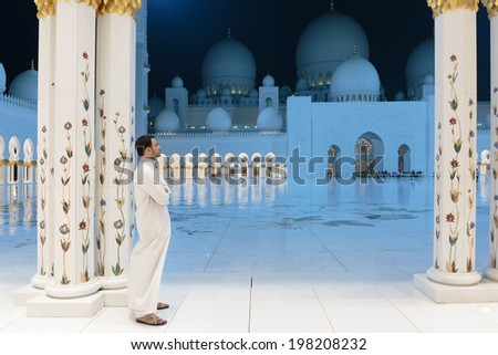ABU DHABI, UNITED ARAB EMIRATES - NOVEMBER 5: Sheikh Zayed Grand Mosque evening view on November 5, 2013 in Abu Dhabi, United Arab Emirates. The famous Sheikh Zayed mosque is the largest mosque in UAE