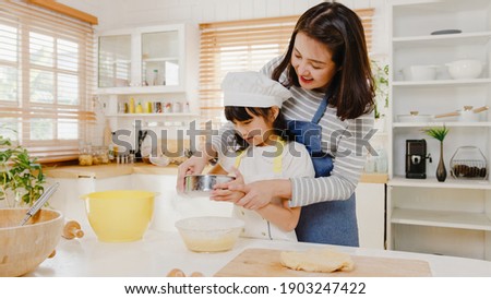 Similar – Foto Bild Kleine Tochter macht mit der Mutter zu Hause einen handgemachten Pompon