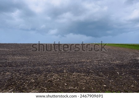 Similar – Foto Bild Panorama eines leeren gepflügten Feldes im frühen Frühjahr. Beginn der Gartensaison, Luftaufnahme