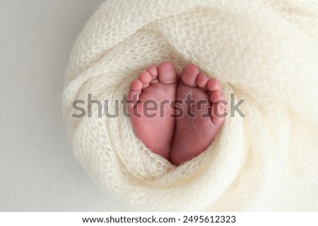 Similar – Foto Bild Nahaufnahme einer Baby-Hand beim Baden