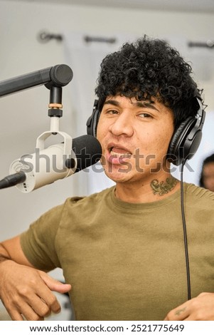 Foto Bild Ein junger Musiker singt im Regierungsviertel Berlin und zupft auf seiner Gitarre