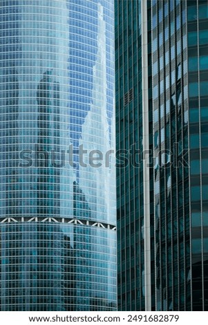 Foto Bild Ein Hochhaus spiegelt sich selber