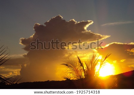 A linda paisagem mostra a luz do sol refletindo as nuvens em uma bela profusão de cores. O nascer do sol ou o por do sol transforma o horizonte em uma verdadeira obra de arte. Foto stock © 