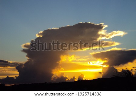 A linda paisagem mostra a luz do sol refletindo as nuvens em uma bela profusão de cores. O nascer do sol ou o por do sol transforma o horizonte em uma verdadeira obra de arte. Foto stock © 