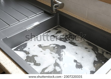 Overflowing kitchen sink, clogged drain, plumbing problems, trying to unclog Foto stock © 