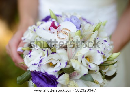 the bride\'s bouquet in hands