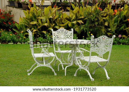 Foto Bild Grüne Gartenstühle und Tisch in einem lauschigen Garten