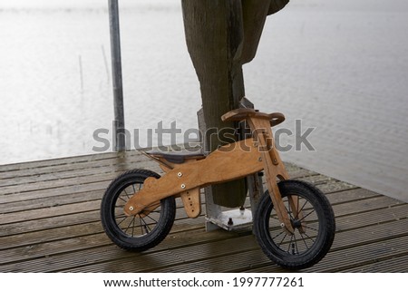 Similar – Foto Bild Ausgeschnittene Fahrräder aus Holz auf einem Holzhintergrund.