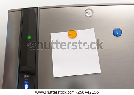 Note on a silver refrigerator held with a colored magnet. The note is blank for the buyer\'s own text.