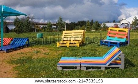 Similar – Foto Bild Eine Freizeitumgebung, die wie geschaffen ist für Skateboarding und für heiße, knapp bekleidete Mädchen, die sich amüsieren und allen den Mittelfinger zeigen. Der Sommer ist da, mit all den grünen Bäumen und grünen Blättern. Wildes blondes Model will nur eine gute Zeit haben.