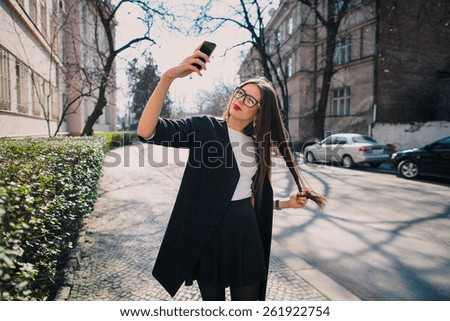 girl makes selfie