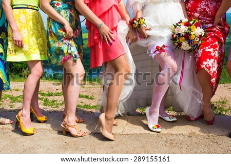 bridesmaids feet. shoes of bridesmaids. bridesmaids\' dresses