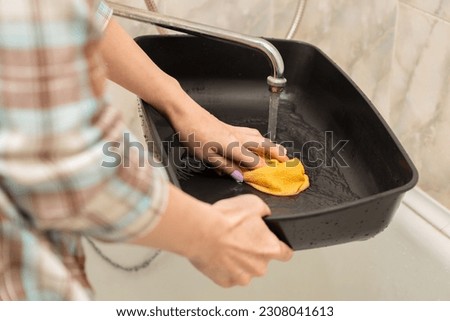 woman washing cat litter box in bathroom. cat litter cleaning. High quality photo Foto stock © 