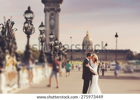 wedding couple kissing in Paris in a sunset sky