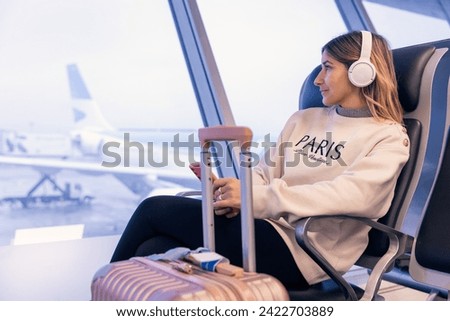 Similar – Foto Bild Frau am Flughafen, die auf die Fluginformationstafel schaut.