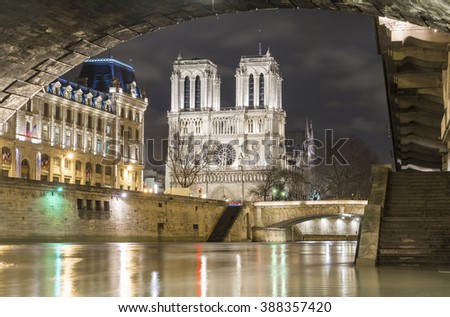 The historic Catholic cathedral Notre Dame is considered as one of the finest examples of French Gothic architecture, and it is among the largest and most well-known church buildings in the world. Imagine de stoc © 