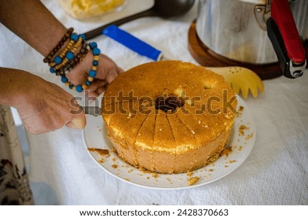 Similar – Foto Bild Person, die den Kuchen auf dem Tisch anschneidet