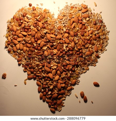 Healthy Seeds Heart : pine buds, almonds, hazelnuts, sunflower seeds, raisins, walnut kernels