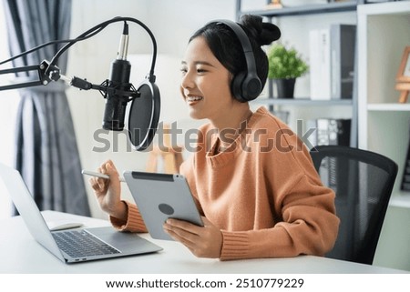 Foto Bild junge Frau streamt Musik vom Smartphone über Kopfhörer