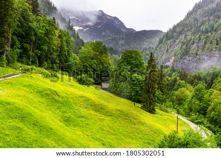 Niebla matutina sobre el paisaje austríaco con bosques, montañas, pastos, prados y aldeas.  Lluvia y nubes en la Austria rural