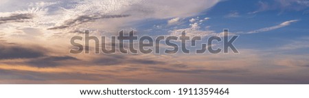 Ciel nocturne coloré avec nuages, arrière-plan panoramique