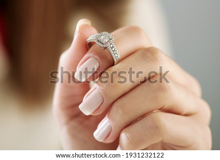 Burn an elegant diamond ring on the female finger. Love and wedding concept. Soft and selective focus.
 Imagine de stoc © 
