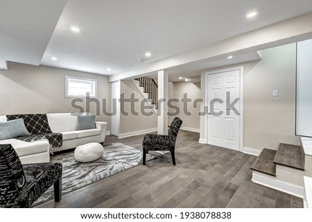Luxury Canadian House Completely Renovated, Furnished and Staged with Basement, Deck, Backyard and Garage for Sale ストックフォト © 