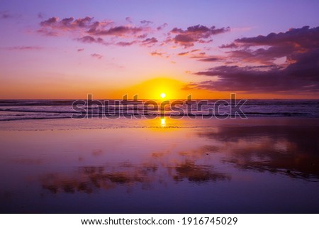 La colorida puesta de sol en la costa del mar. Es bueno para papel pintado o imagen de fondo. Bonitos paisajes naturales
