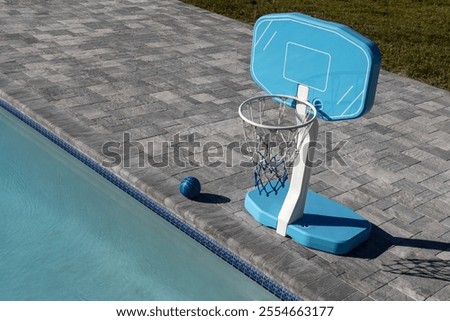 Foto Bild Basketballkorb reflektiert auf der Pfütze auf dem roten Boden