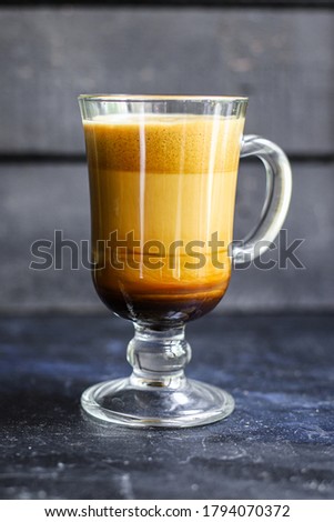 café lata cappuccino dalgona en vidrio transparente bebida caliente dulce leche de cacao comida orgánica top view lugar sano para copia de texto